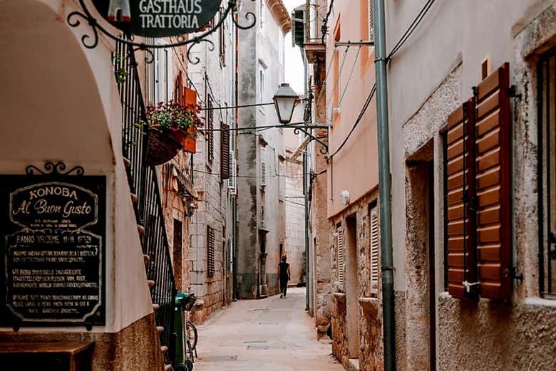 Stroll along the picturesque streets of Cres