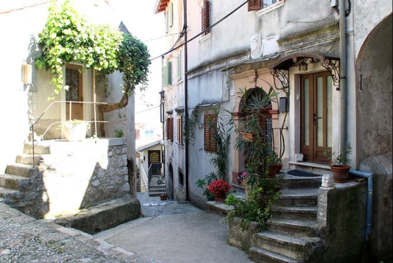 Exploring the streets of Mošćenice
