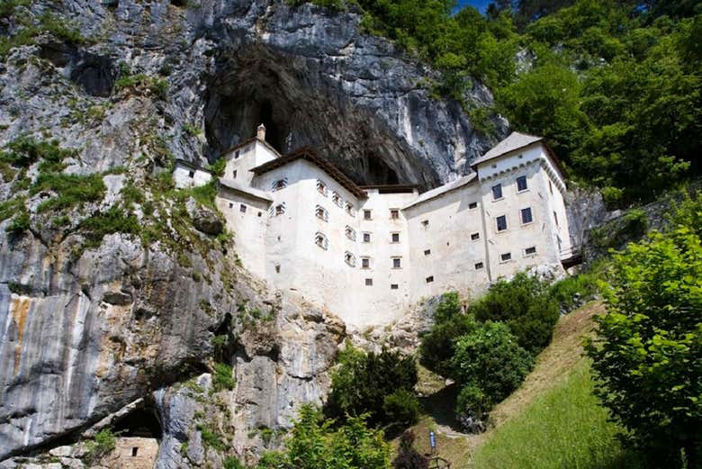 Osservando dall'esterno il Castel Lueghi