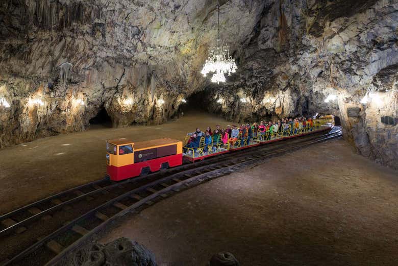 Visitando le Grotte di Postumia su un treno elettrico