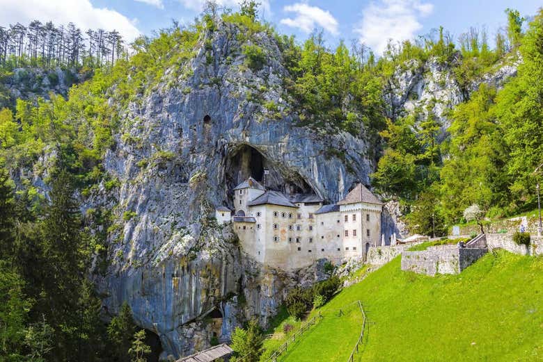 Castel Lueghi, arroccato in una grotta