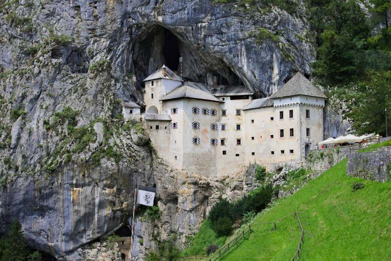 Osservando dall'esterno il Castel Lueghi