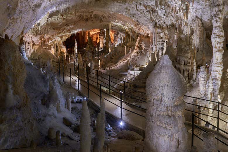 All'interno delle Grotte di Postumia