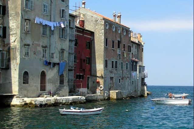 Una barca junto a algunos edificios de Rovinj