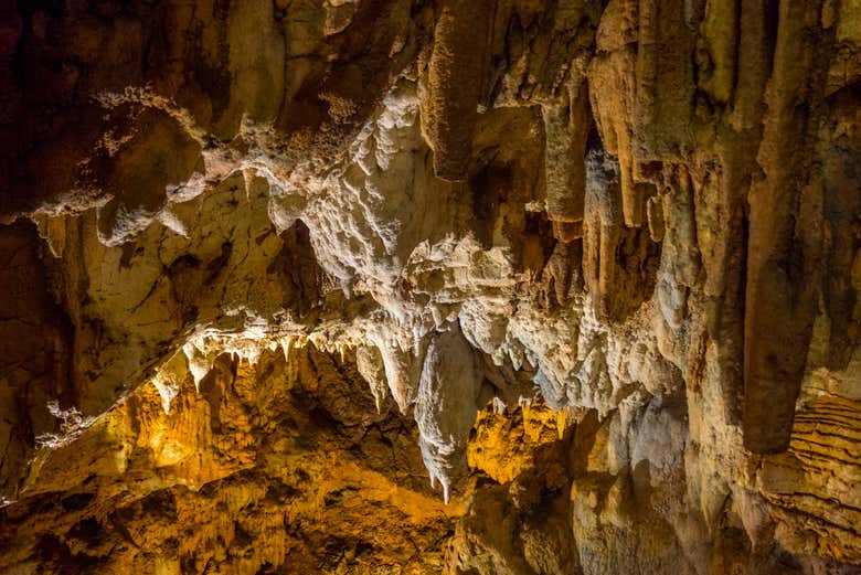 Stalattiti e stalagmiti in ogni dove