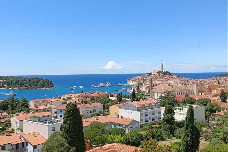 Preciosa panorámica de la ciudad junto al mar