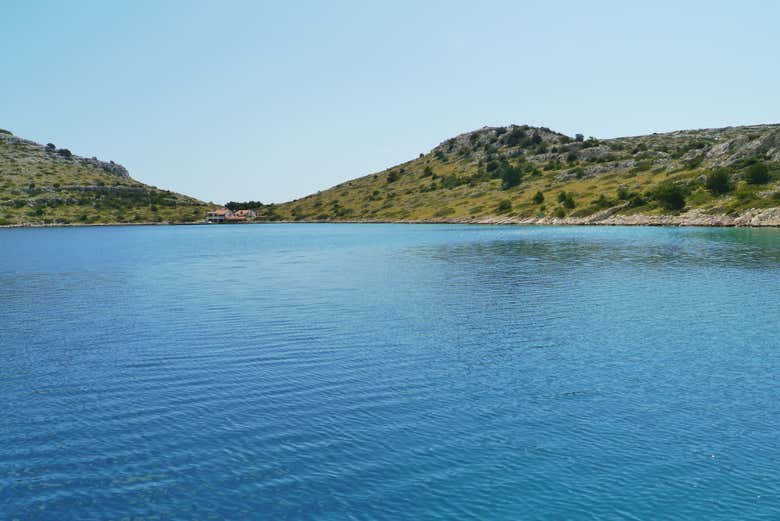 Bahía de la isla Levrnaka