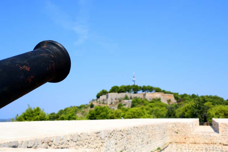 Canhão na fortaleza de Barone