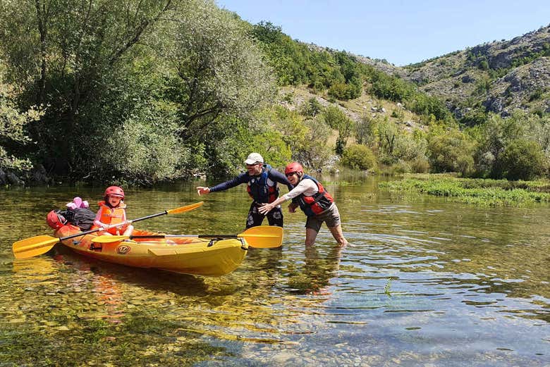 Família se divertindo nos caiaques