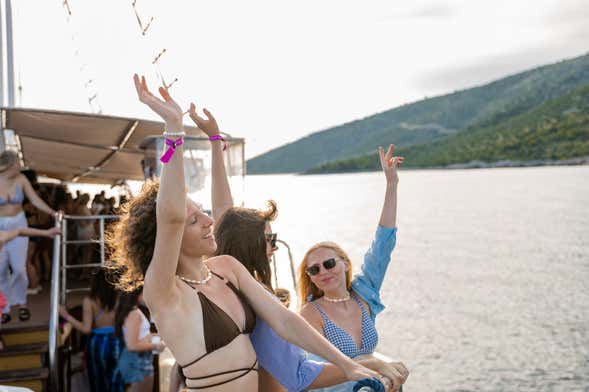 Fiesta en barco por el Lago Azul
