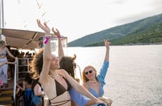 Fiesta en barco por el Lago Azul