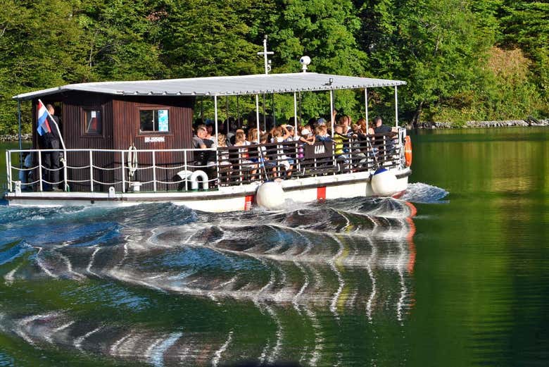Atravessando o lago de escuna