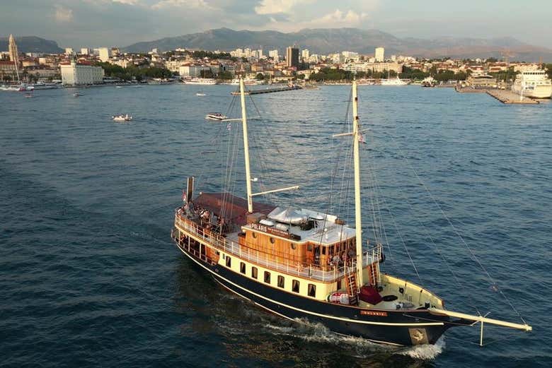 Barco navegando ao longo da costa de Split