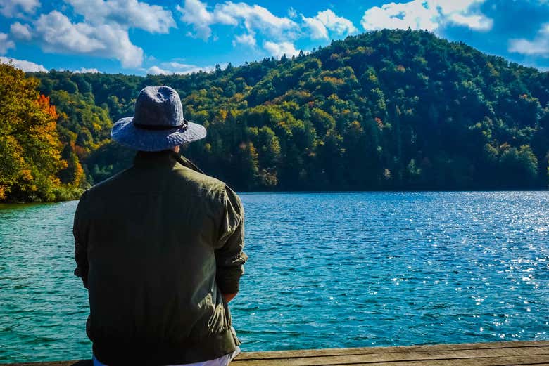 Profiter de la vue sur les lacs de Plitvice