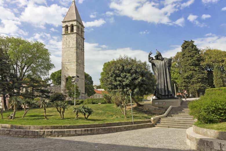 Escultura del obispo Gregorio de Nin