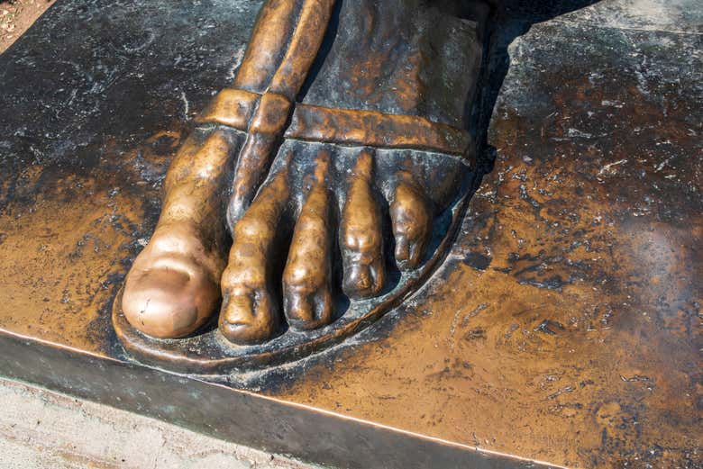 Vendo a escultura do bispo Gregório de Nin