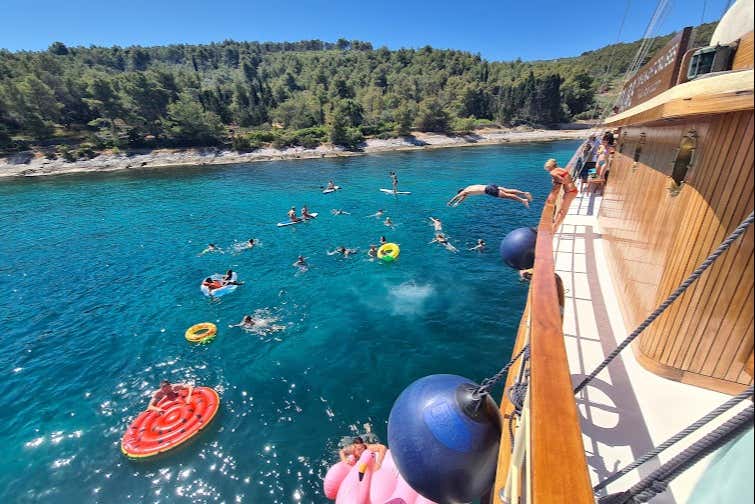 Lanzándonos al agua desde el barco