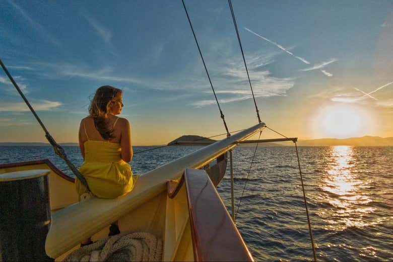 Contemplando o pôr do sol do barco