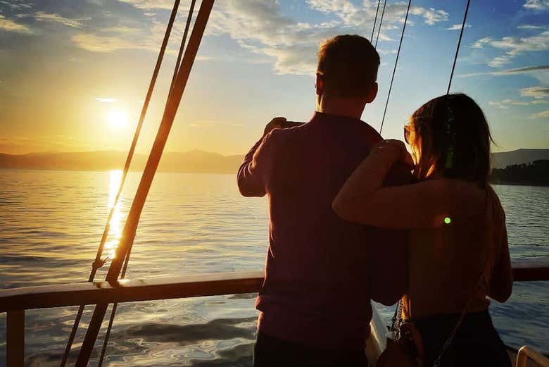 Pareja disfrutando del atardecer desde el barco