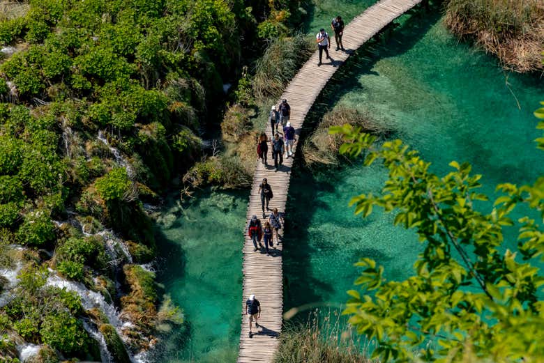 Caminando por las pasarelas de los lagos
