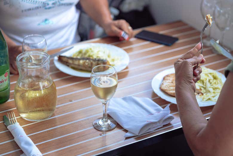 Comiendo en el barco