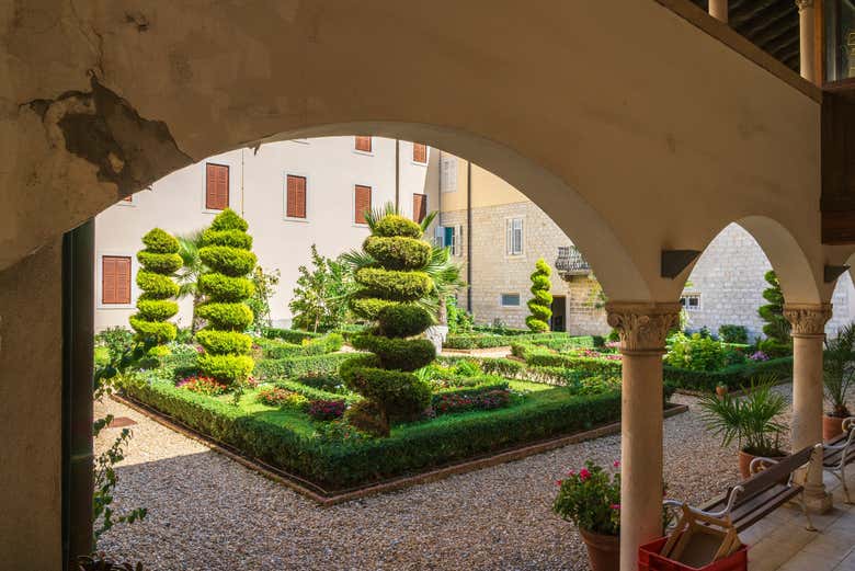 Patio en el monasterio de Santa María 