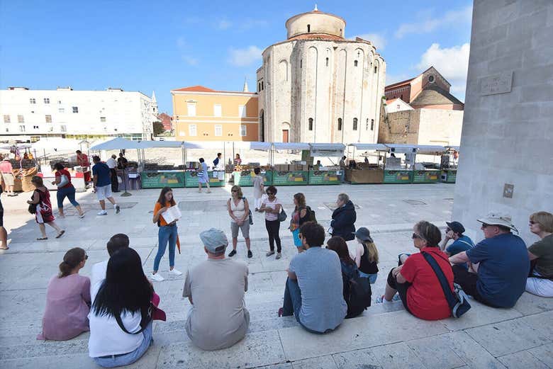 Le groupe écoutant les explications du guide