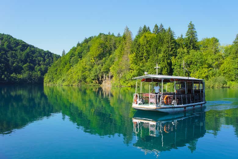 Una barca che naviga sui Laghi Plitvice
