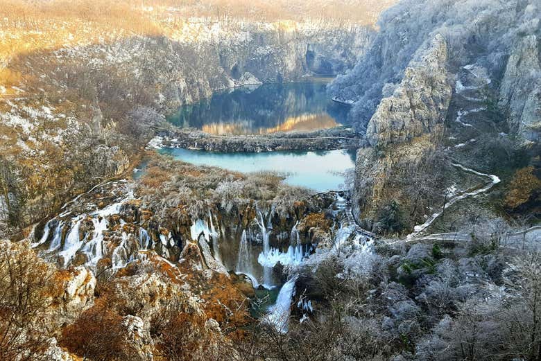Paisaje de los Lagos Plitvice en invierno