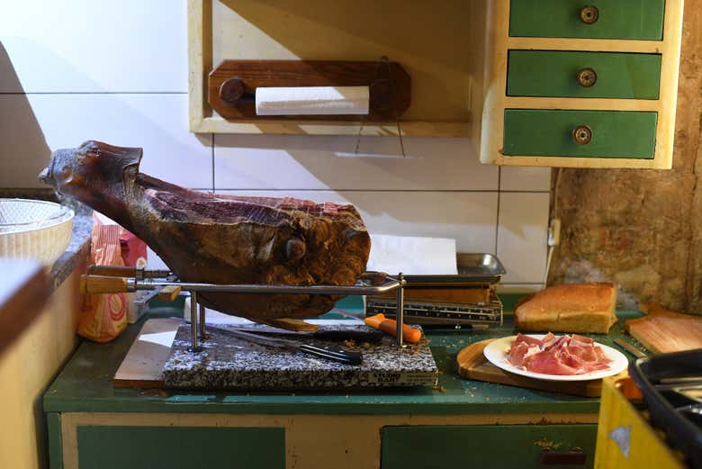 Preparing a plate of cured meat