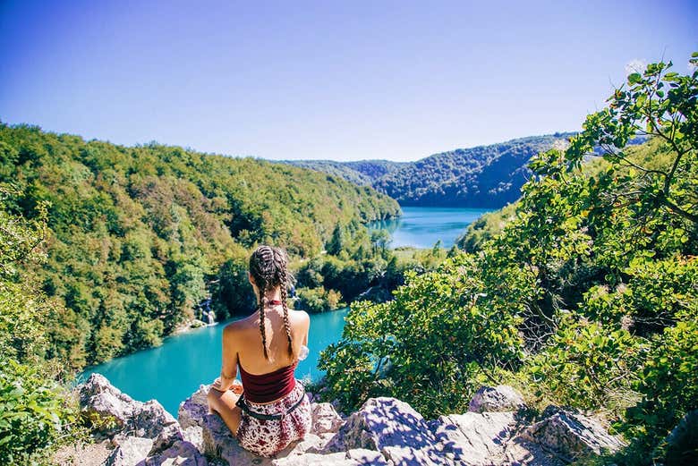 Admirando los paisajes del Parque Nacional de los Lagos Plitvice