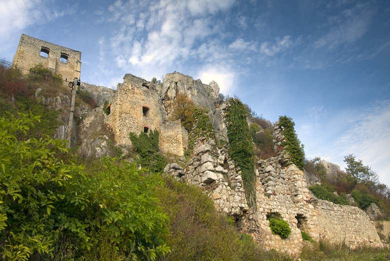 Voyez d'anciens vestiges médiévaux de forteresses croates