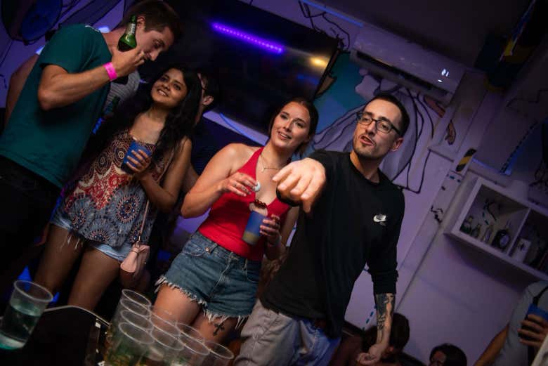 Play beer pong