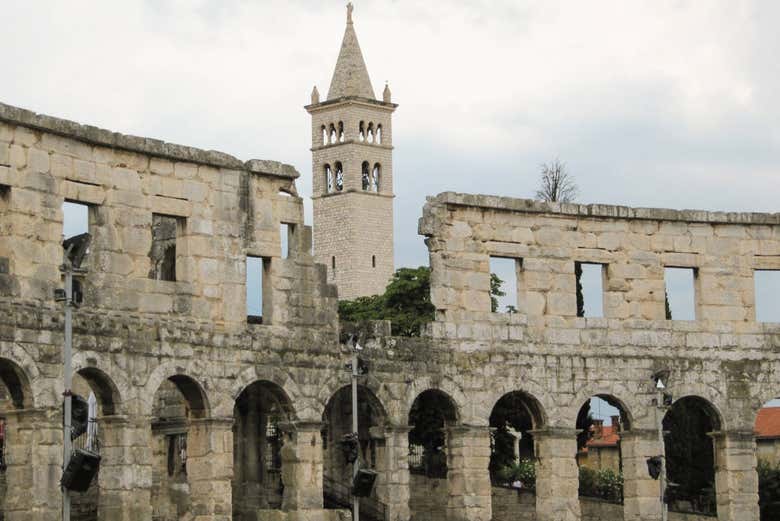 Campanrio tras el Anfiteatro de Pula