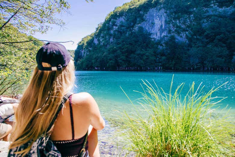 Admirando los paisajes del Parque Nacional de los Lagos Plitvice