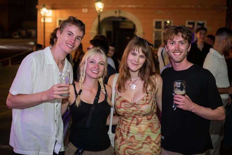 ¡Foto de grupo en el pub crawl de Zagreb!