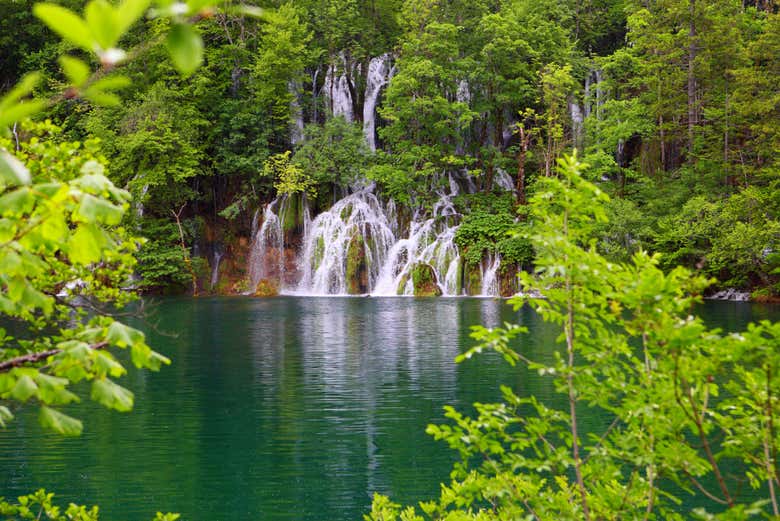Vista frontal de los Lagos Plitivice