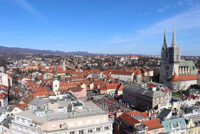 Panoramica del Mercato Dolac e la cattedrale