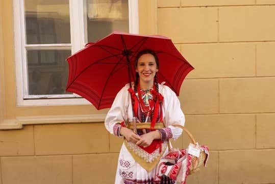 Mulher vestida com roupa tradicional