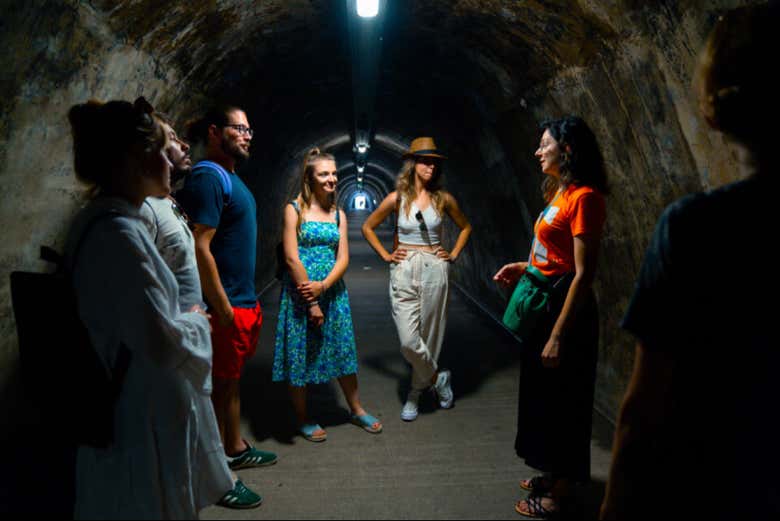 Visitando un antiguo túnel de la Segunda Guerra Mundial
