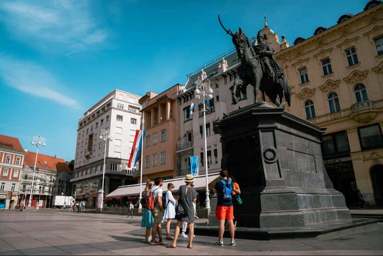 Visitando la plaza Ban Jelačić de Zagreb