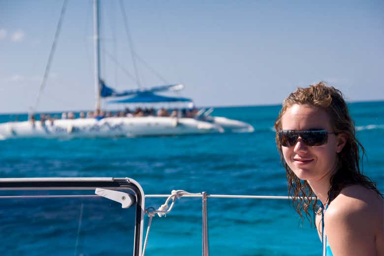 Posando con el catamarán de fondo