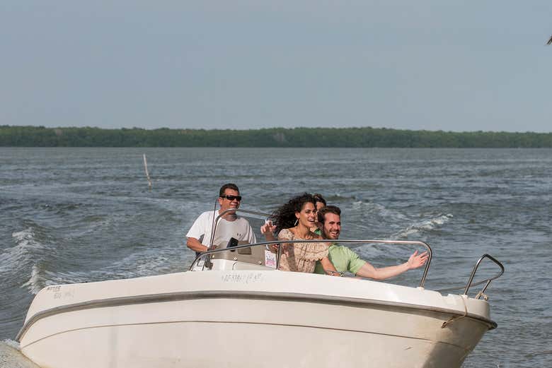Desfrutando de um passeio de lancha pela lagoa La Redonda