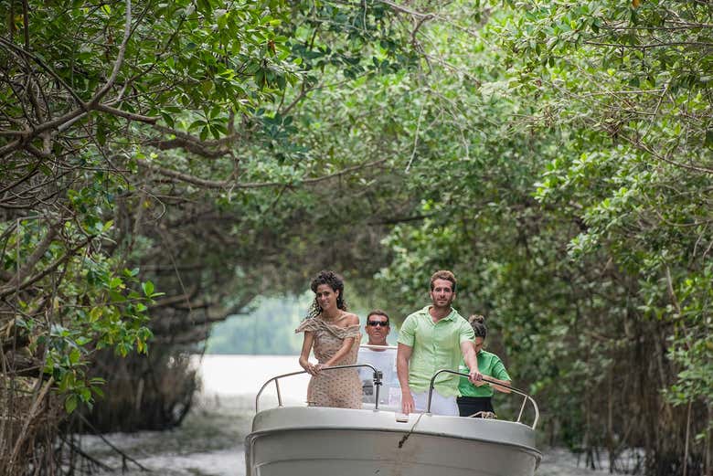 Passeio de lancha durante o tour do tabaco, rum e açúcar