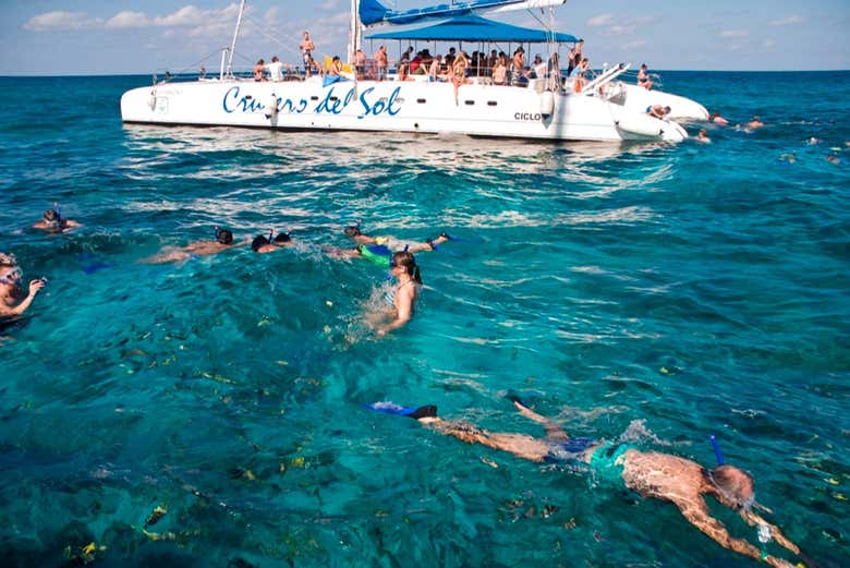 Un grupo haciendo snorkel en Cayo Coco