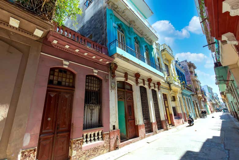 Uma rua colorida em Havana