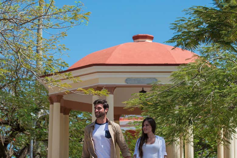 Una pareja recorriendo las calles de Remedios