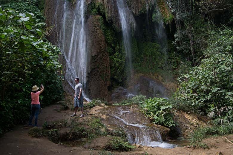 Tomando una foto junto a una cascada en el Parque Guanayara