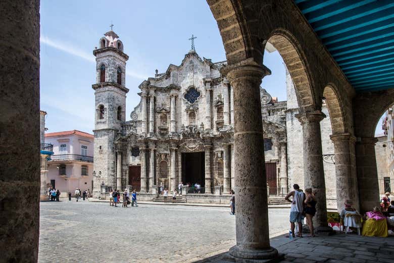 A praça com a catedral ao fundo