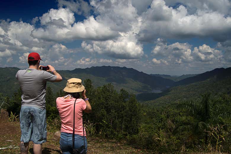 Una pareja haciendo una foto en un mirador natural del parque